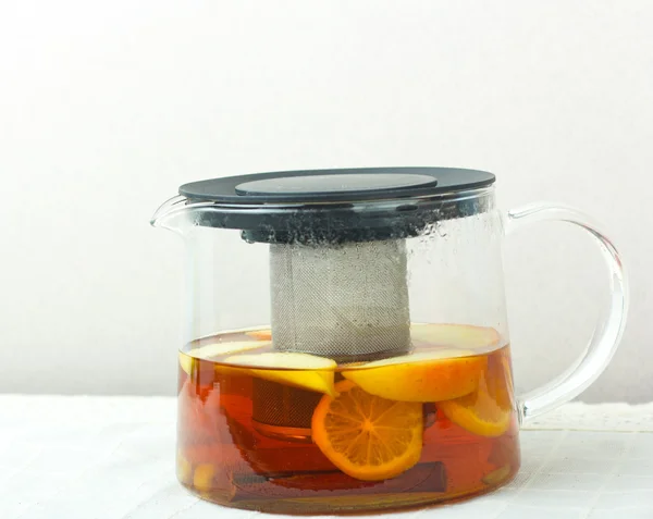 玻璃茶壶配红茶。肉桂的生姜茶。健康的茶 — 图库照片