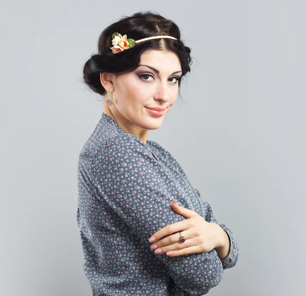 Belle brune sur un fond gris. Belle fille avec la coupe de cheveux grecque. Style Provence — Photo