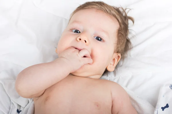 Portrait of a naked child. A child on a white bed. Handsome boy. smiling child — Stock Photo, Image