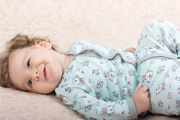 Magnifique bébé L'enfant dans le berceaubébé sur le lit.Portrait d'un enfant souriant. Un enfant sur un lit blanc. Beau garçon . — Photo