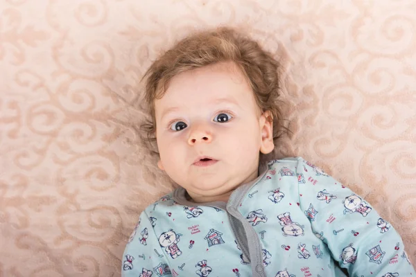 Beautiful baby.The child in the crib.baby on the bed.Portrait of a smiling child. A child on a white bed. Handsome boy. — Stock Photo, Image