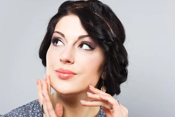 Morena bonita em um fundo cinzento.Menina bonita com o corte de cabelo grego. Estilo Provence — Fotografia de Stock