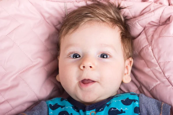 Krásné miminko. Dítě v crib.baby na posteli. Portrét smějící se dítě. Dítě na bílé posteli. Hezký kluk. — Stock fotografie