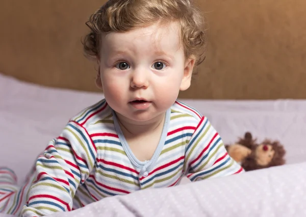 Hermoso bebé con un juguete encantador.El niño en la cuna — Foto de Stock