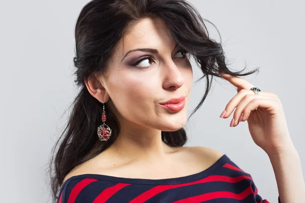 Retrato de una hermosa morena. La cara de mujer. Joven hermosa chica . — Foto de Stock