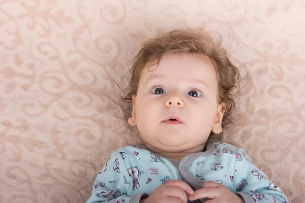 Schönes Baby mit einem schönen Spielzeuge.das Kind in der Krippe — Stockfoto