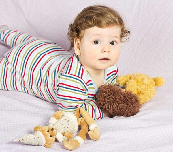 Krásné miminko. Dítě v crib.baby na posteli. Portrét smějící se dítě. Dítě na bílé posteli. Hezký kluk. — Stock fotografie
