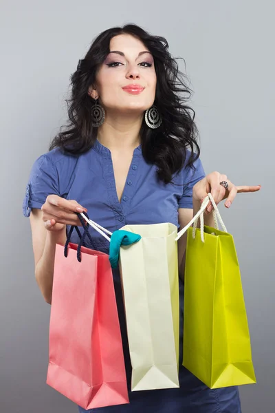Bella bruna con shopping bags.Ritratto di una giovane donna con nuovi acquisti — Foto Stock