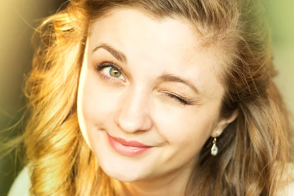 Chica sonriente en los rayos del sol brillante. La cara de una chica joven. Lindo aspecto —  Fotos de Stock