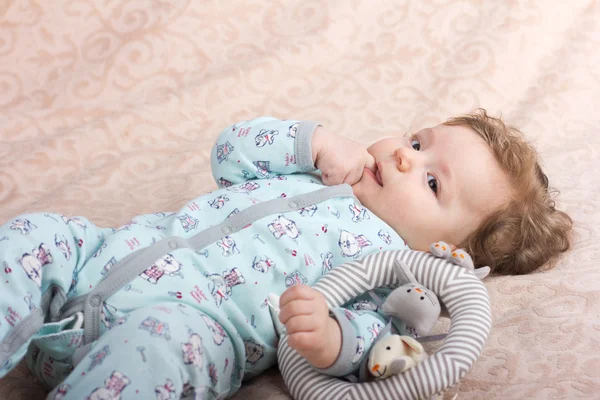 Krásné miminko. Dítě v crib.baby na posteli. Portrét smějící se dítě. Dítě na bílé posteli. Hezký kluk. — Stock fotografie