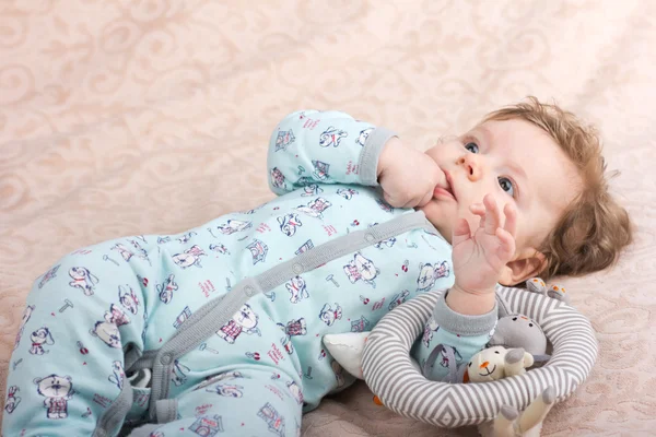 Bebê bonito.A criança no crib.baby na cama.Retrato de uma criança sorridente. Uma criança numa cama branca. Rapaz bonito . — Fotografia de Stock