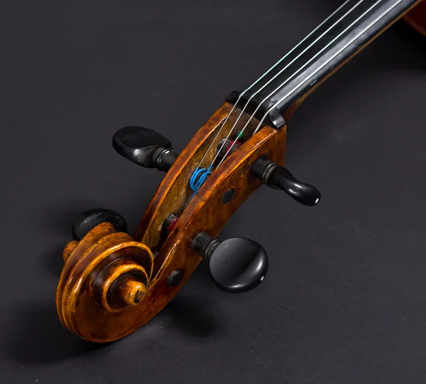 Altes Violoncello auf schwarzem Hintergrund. Musikinstrument. Saiteninstrument. Violoncello — Stockfoto