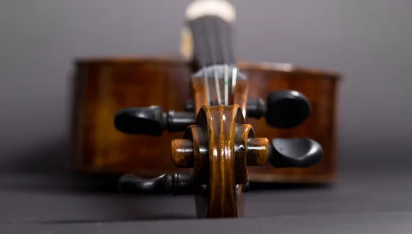 Altes Violoncello auf schwarzem Hintergrund. Musikinstrument. Saiteninstrument. Violoncello — Stockfoto