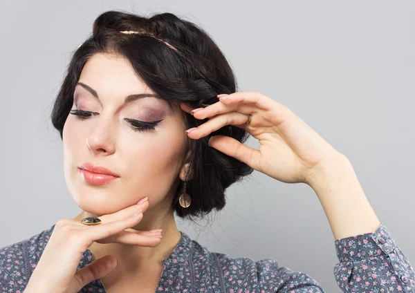 Morena bonita em um fundo cinzento.Menina bonita com o corte de cabelo grego. Estilo Provence — Fotografia de Stock