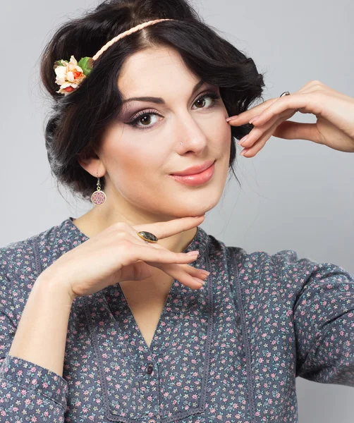 Morena bonita em um fundo cinzento.Menina bonita com o corte de cabelo grego. Estilo Provence — Fotografia de Stock