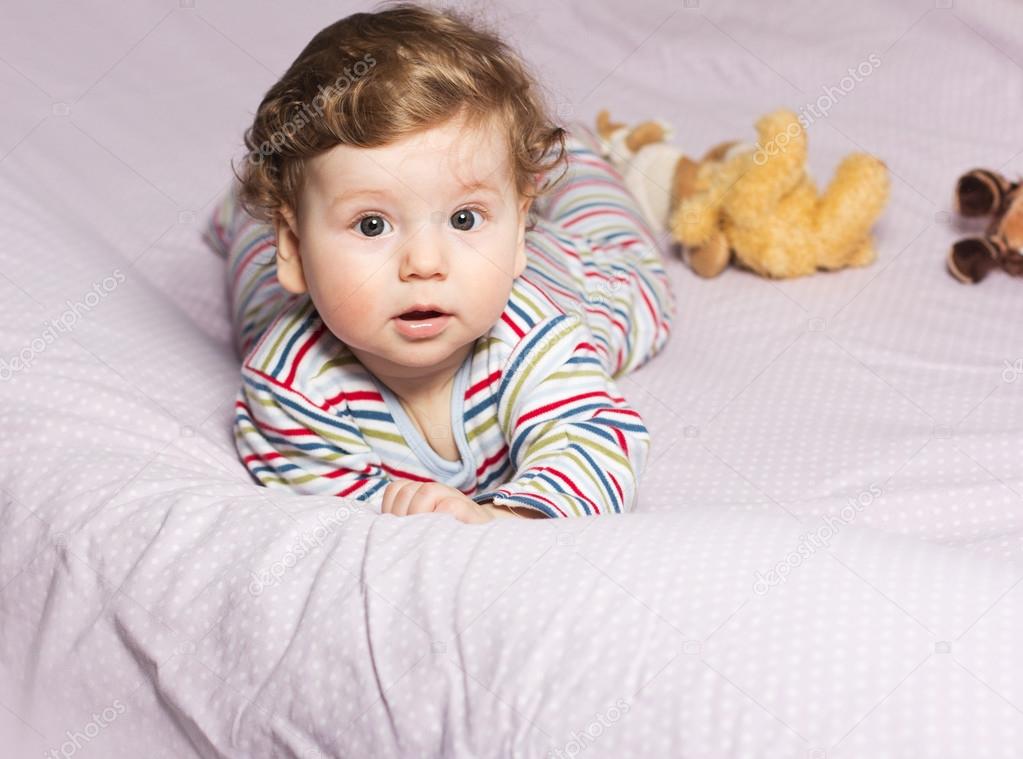 niña jugando con bebe