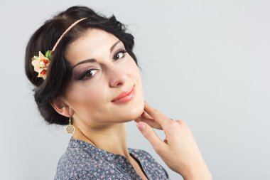 Güzel esmer gri bir arka plan üzerinde. Yunan saç kesimi güzel kızla. Provence stili
