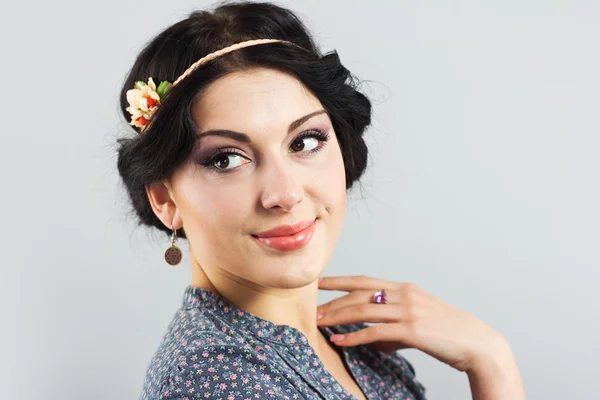 Beautiful brunette on a gray background.Beautiful girl with the Greek haircut. Provence style — Stock Photo, Image