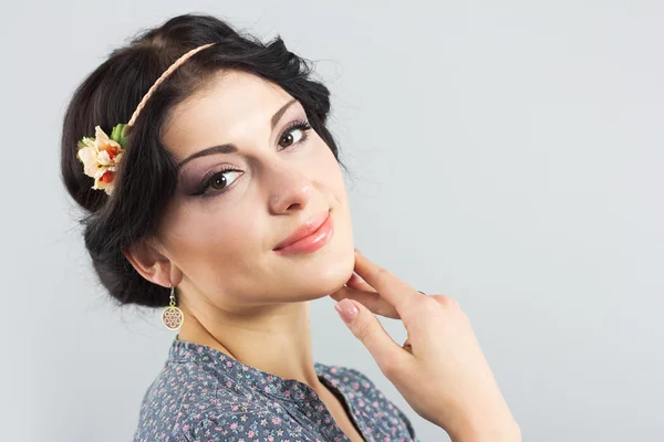 Cantik brunette pada background.Beautiful gadis dengan potongan rambut Yunani. Gaya Provence — Stok Foto