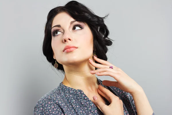 Hermosa morena sobre un fondo gris.Hermosa chica con el corte de pelo griego. Estilo Provenza — Foto de Stock