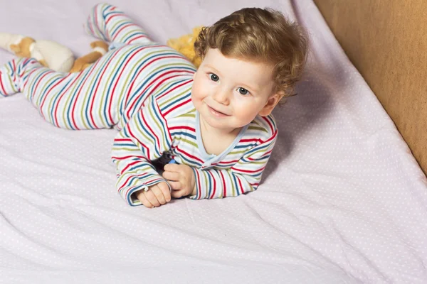 Piękne dziecko z pięknym toys.the dziecko w łóżeczku — Zdjęcie stockowe