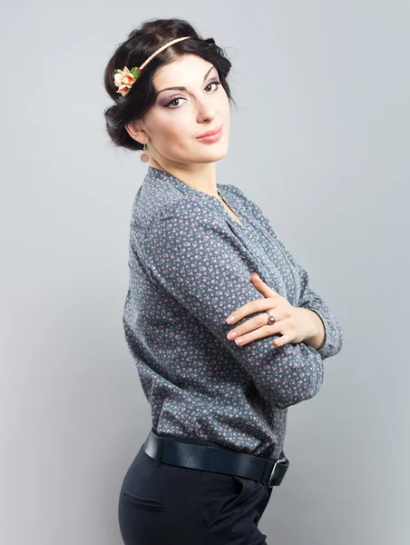 Morena bonita em um fundo cinzento.Menina bonita com o corte de cabelo grego. Estilo Provence — Fotografia de Stock