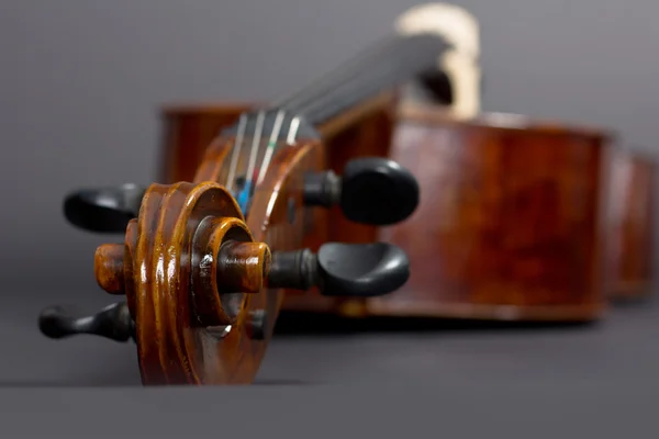 Eski viyolonsel siyah bir arka plan. Müzik aleti. Yaylı enstrüman. Çello — Stok fotoğraf