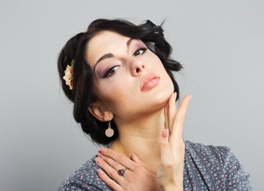 Güzel esmer gri bir arka plan üzerinde. Yunan saç kesimi güzel kızla. Provence stili