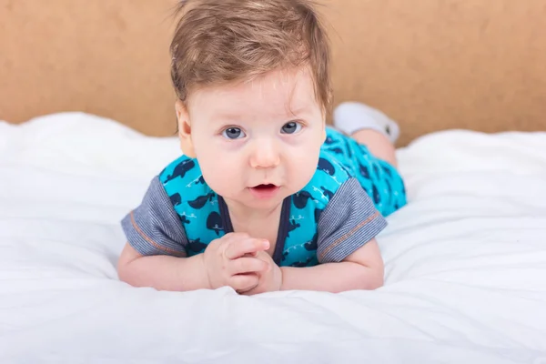 Portret van een prachtige baby. Mooie baby met een mooie speelgoed. Het kind in de wieg — Stockfoto