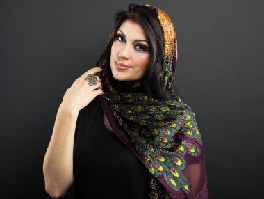 çekici esmer siyah bir arka plan. güzel bir kadın portresi.