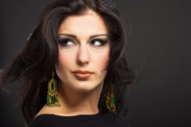 Güzel esmer ile uçan bir saç. Mücevher bir güzel kız portresi. Parlak saçlar. Moda. Güzel kadın süsler