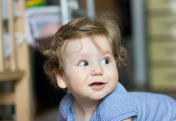 Lustiges Baby, das zu Hause mit Spielzeug spielt. kleiner lächelnder Junge. Ein einjähriges Kind im Porträt — Stockfoto