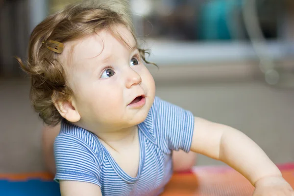 Lustiges Baby, das zu Hause mit Spielzeug spielt. kleiner lächelnder Junge. Ein einjähriges Kind im Porträt — Stockfoto