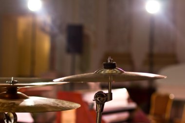 Vurmalı çalgılar odası salonunda. Davul. Marimba. Bas. Caz. samimi aydınlatma