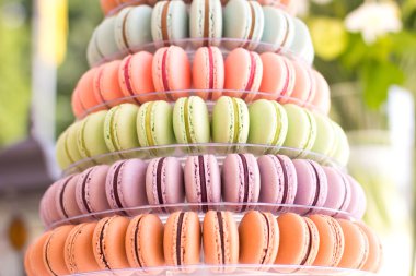 Düğün bayram. Ziyafet. Tatlılar düğün tablo için. Fransızca macaroons. Çikolata. Düğün bayram. Tatlılar düğün