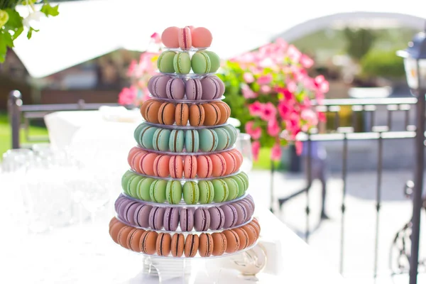 Festin de mariage. Un banquet. Bonbons pour table de mariage.Macarons français.Barre de bonbons. Bonbons de mariage — Photo