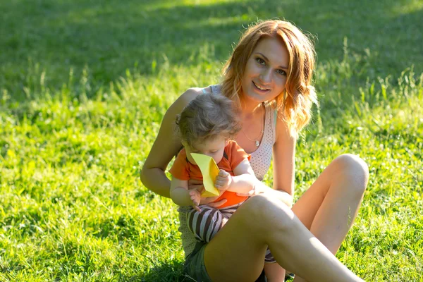 Young mother walking with a little boy. Child Outdoors.Mother and baby walk — Stock Photo, Image