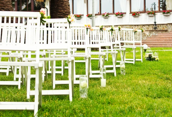 目的地的婚礼仪式。婚礼在绿色草地上的白色椅子 — 图库照片