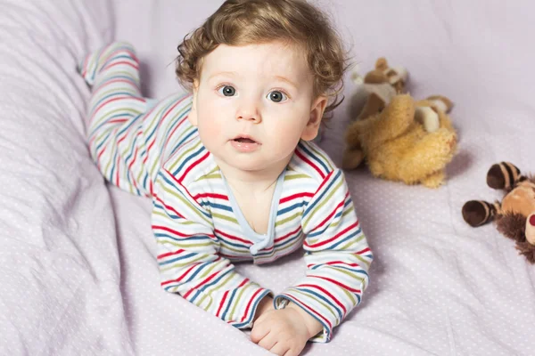 Aktives Baby.Portrait eines fröhlichen aktiven Kindes. Sechs Monate altes Baby — Stockfoto