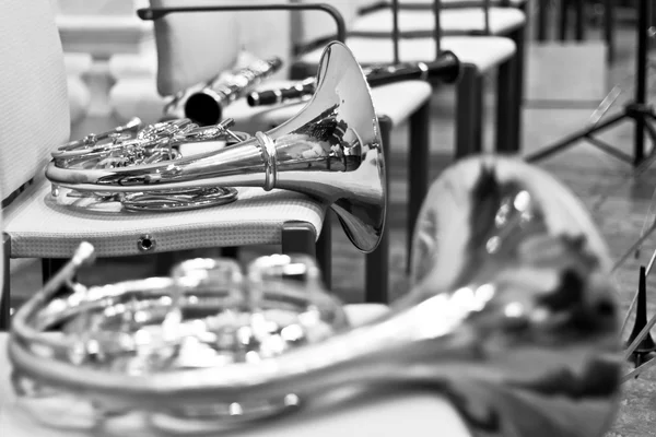 Cuerno francés en la sala de conciertos. Instrumento de viento. Cuerno francés. Cuerno. Concierto de música clásica. Gran Orquesta Sinfónica —  Fotos de Stock