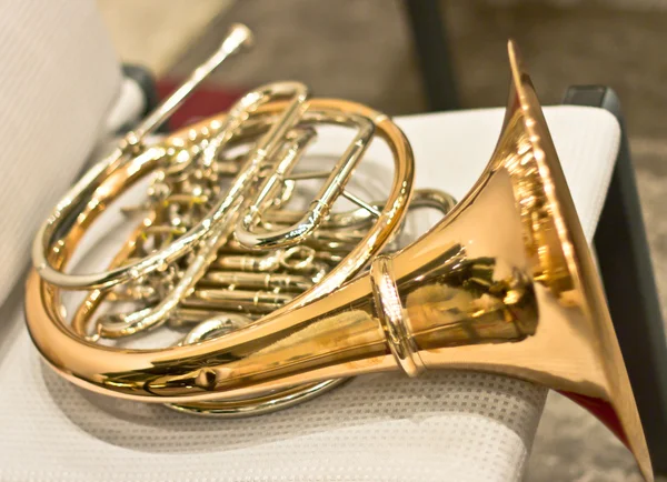 French horn in the concert hall. Wind instrument. French horn. Horn. Concert of classical music. Large Symphony Orchestra — Stock Photo, Image