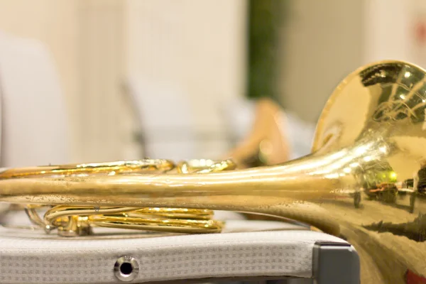 French horn in the concert hall. Wind instrument. French horn. Horn. Concert of classical music. Large Symphony Orchestra — Stock Photo, Image