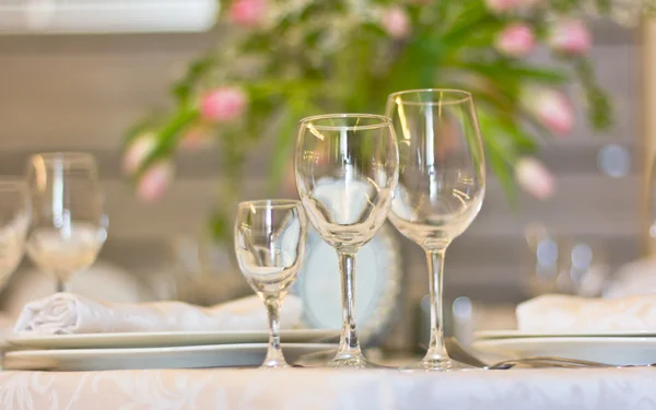 Interior de la boda. Banquete. Mesa festiva. Vasos de vino. flores —  Fotos de Stock