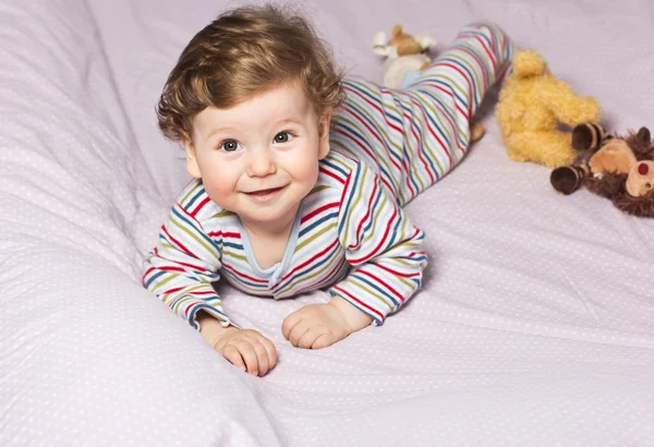 Piękne dziecko z pięknym toys.the dziecko w łóżeczku — Zdjęcie stockowe