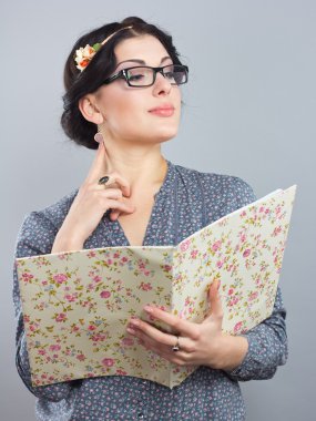 Onun elinde bir klasörle genç öğrenci. Romantik tarzı. Provence. Güzel Kız bardaklarda