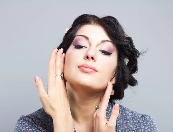 Beautiful brunette on a gray background.Beautiful girl with the Greek haircut. Provence style — Stock Photo, Image