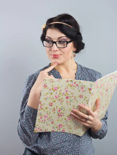 Un joven estudiante con una carpeta en sus manos. Estilo romántico. Provenza. Hermosa chica en gafas —  Fotos de Stock