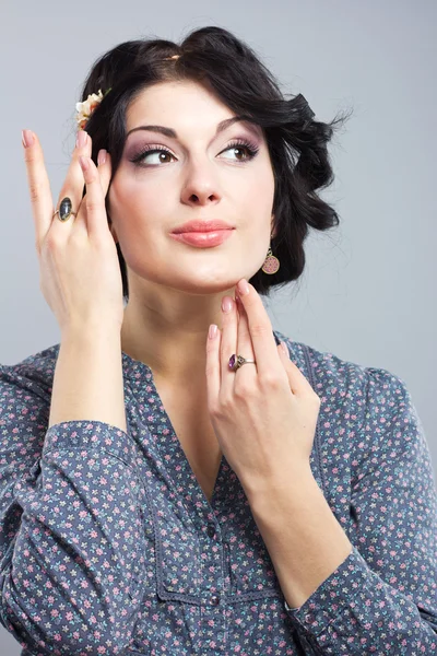 Beautiful brunette on a gray background.Beautiful girl with the Greek haircut. Provence style — Stock Photo, Image