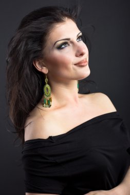 Güzel esmer ile uçan bir saç. Mücevher bir güzel kız portresi. Parlak saçlar. Moda. Güzel kadın süsler