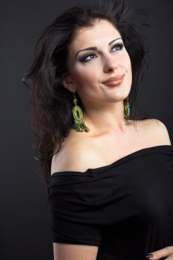 Güzel esmer ile uçan bir saç. Mücevher bir güzel kız portresi. Parlak saçlar. Moda. Güzel kadın süsler